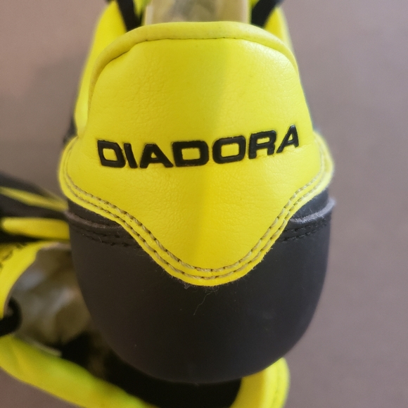 Diadora Soccer Cleats - Picture 2 of 4